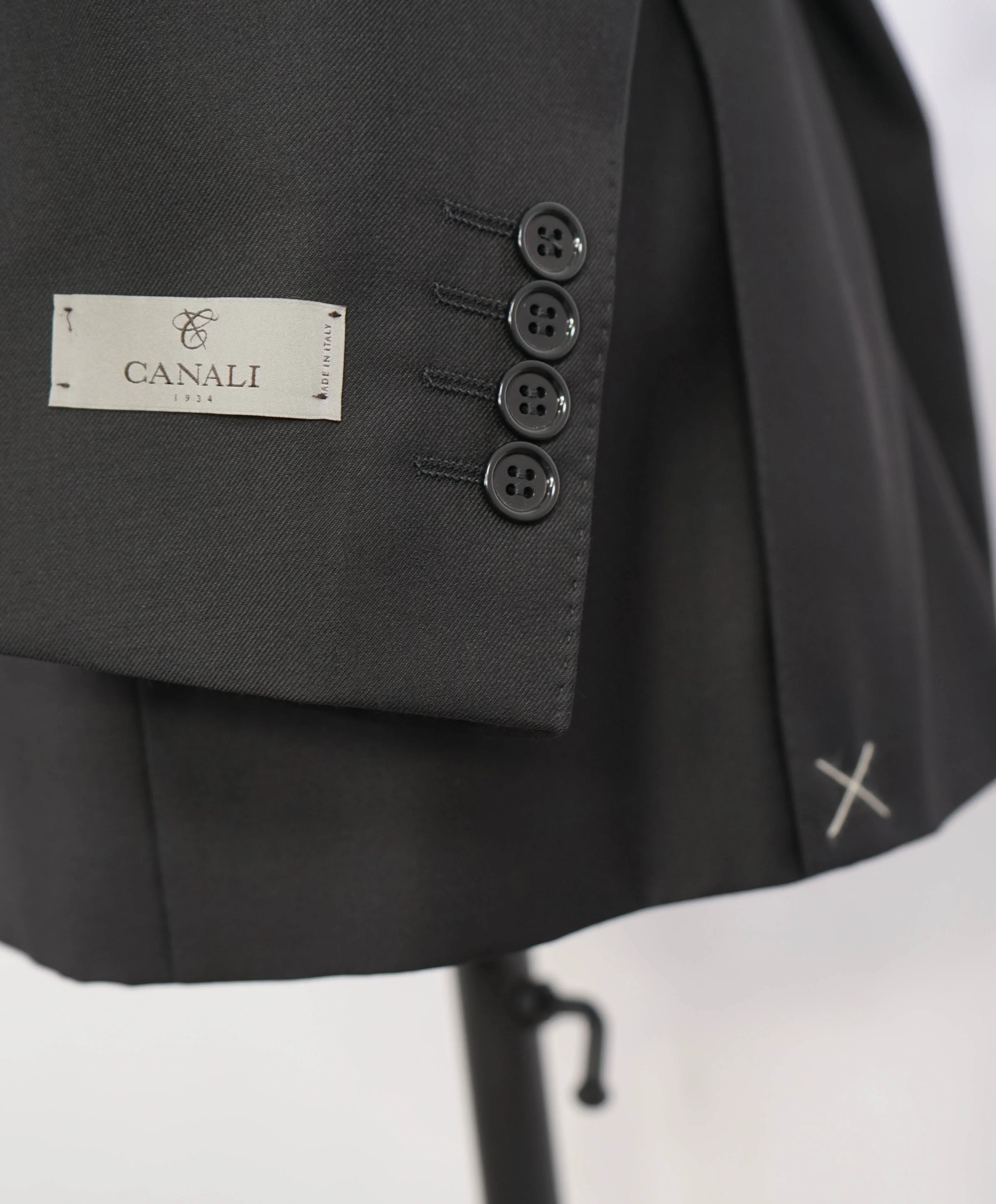 $2,195 CANALI - *CLOSET STAPLE* Black 2-Piece Suit - 42L