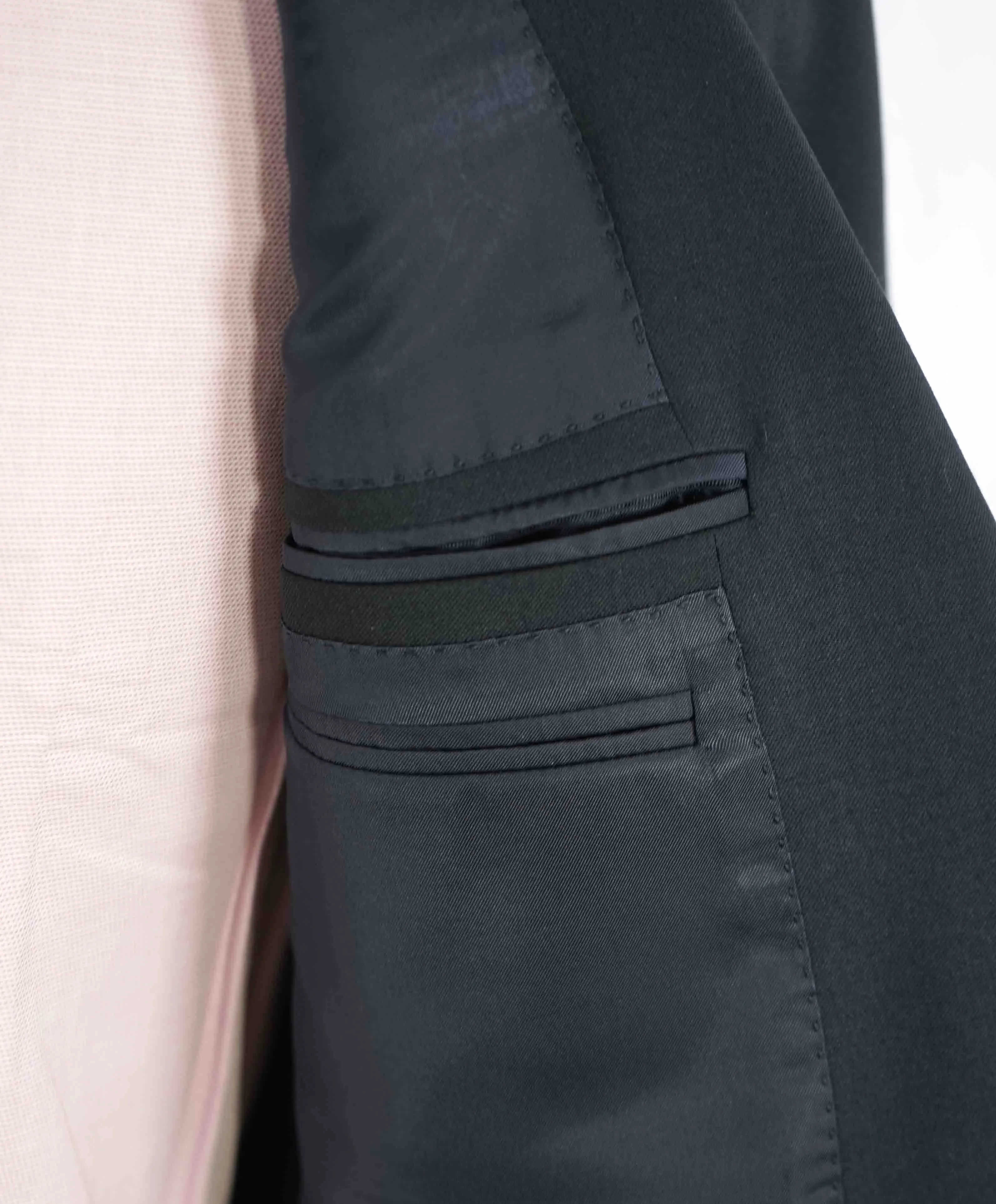 $3,250 ERMENEGILDO ZEGNA - "MULTISEASON" *Closet Staple* Navy Suit - 36S