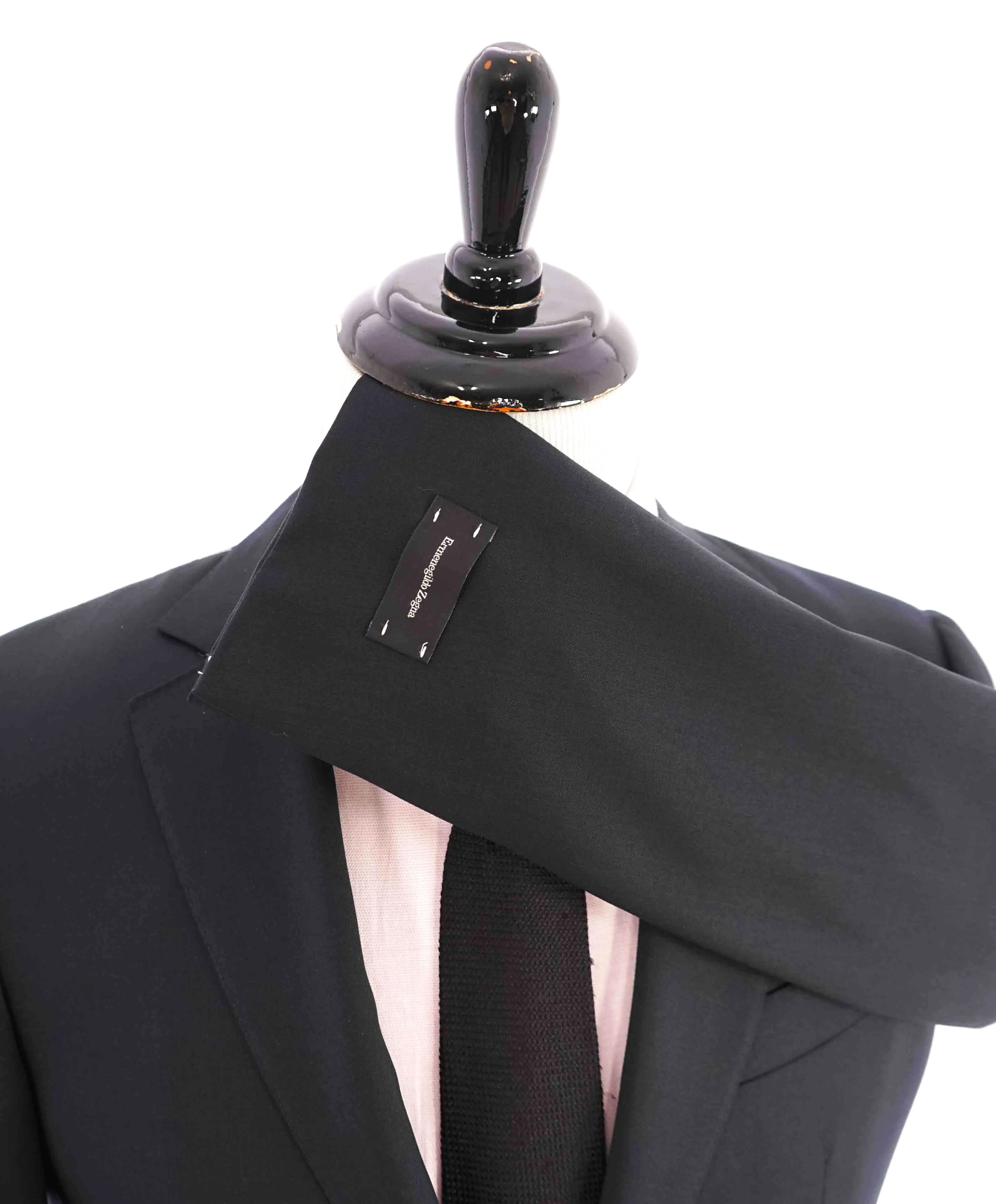 $3,250 ERMENEGILDO ZEGNA - "MULTISEASON" *Closet Staple* Navy Suit - 36S