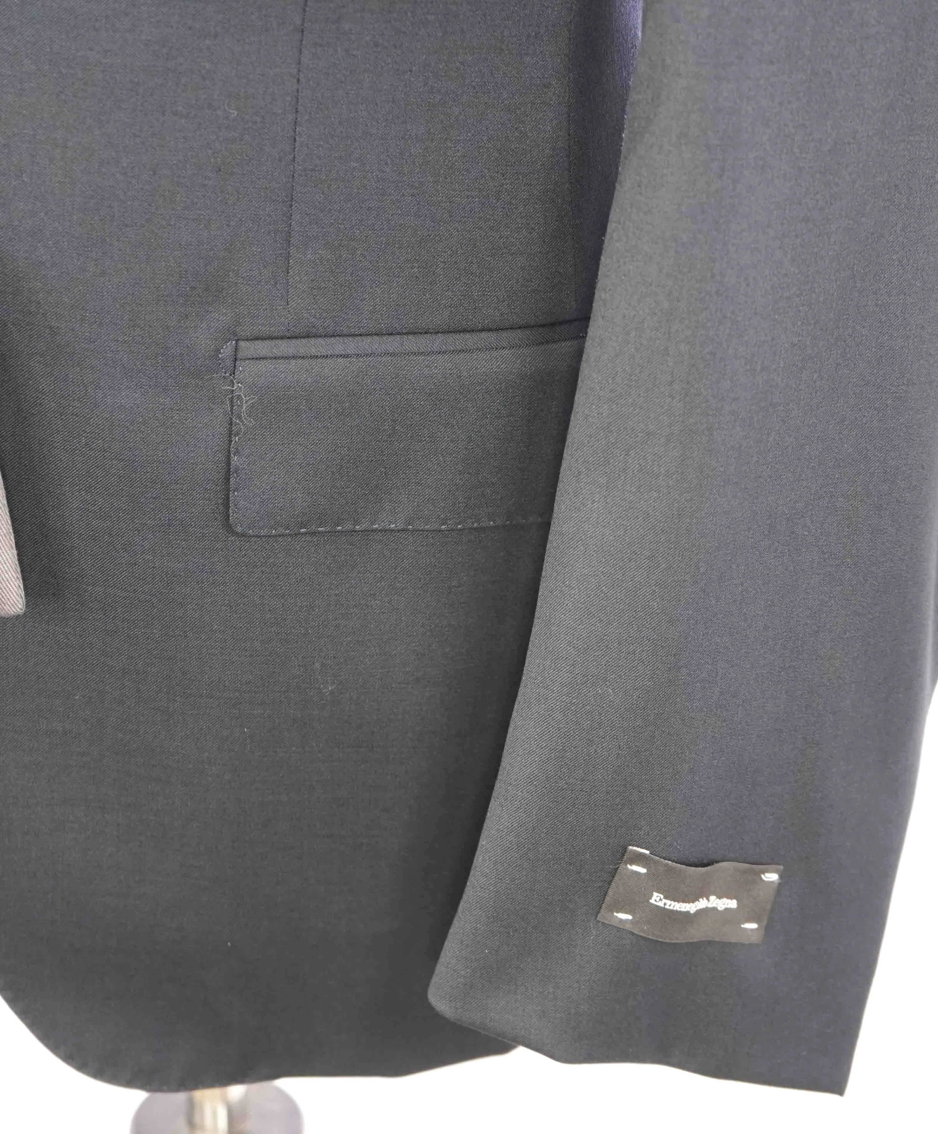 $3,250 ERMENEGILDO ZEGNA - "MULTISEASON" *Closet Staple* Navy Suit - 36S