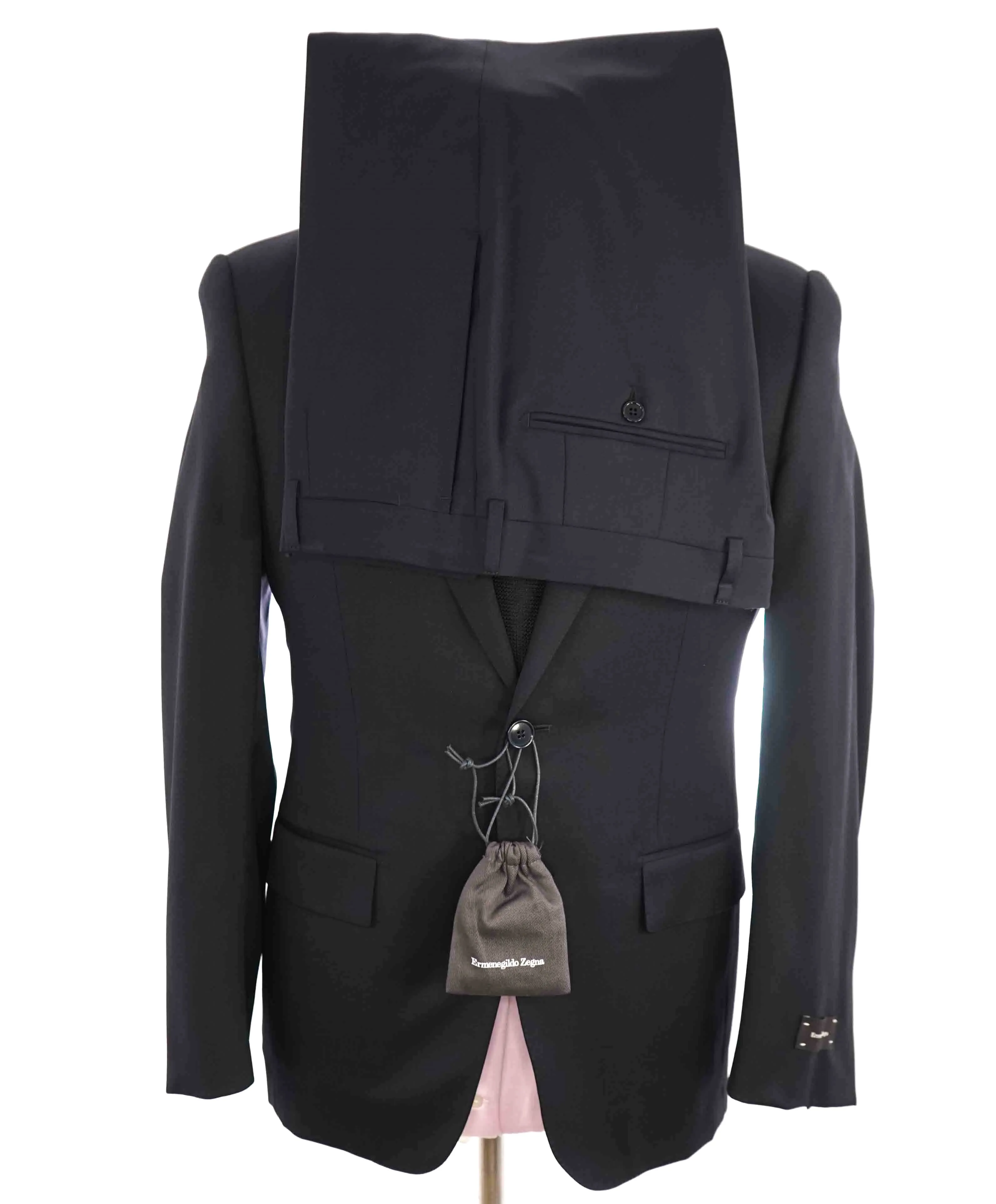 $3,250 ERMENEGILDO ZEGNA - "MULTISEASON" *Closet Staple* Navy Suit - 36S