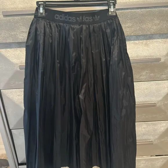Adidas pleated skirt nwot small