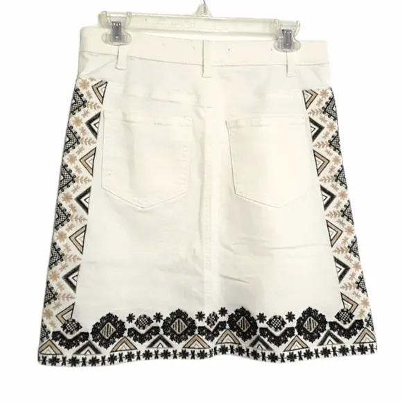 ANTHROPOLOGIE Pilcro White Denim Embroidered Skirt EUC sz 4
