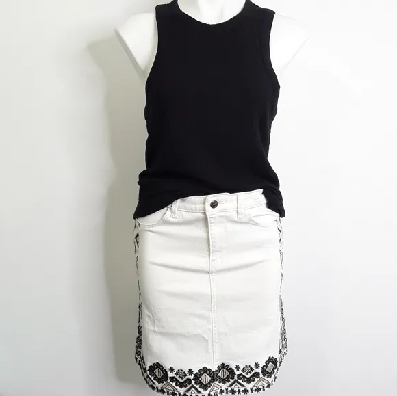 ANTHROPOLOGIE Pilcro White Denim Embroidered Skirt EUC sz 4