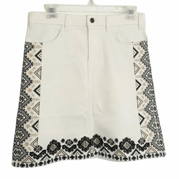 ANTHROPOLOGIE Pilcro White Denim Embroidered Skirt EUC sz 4