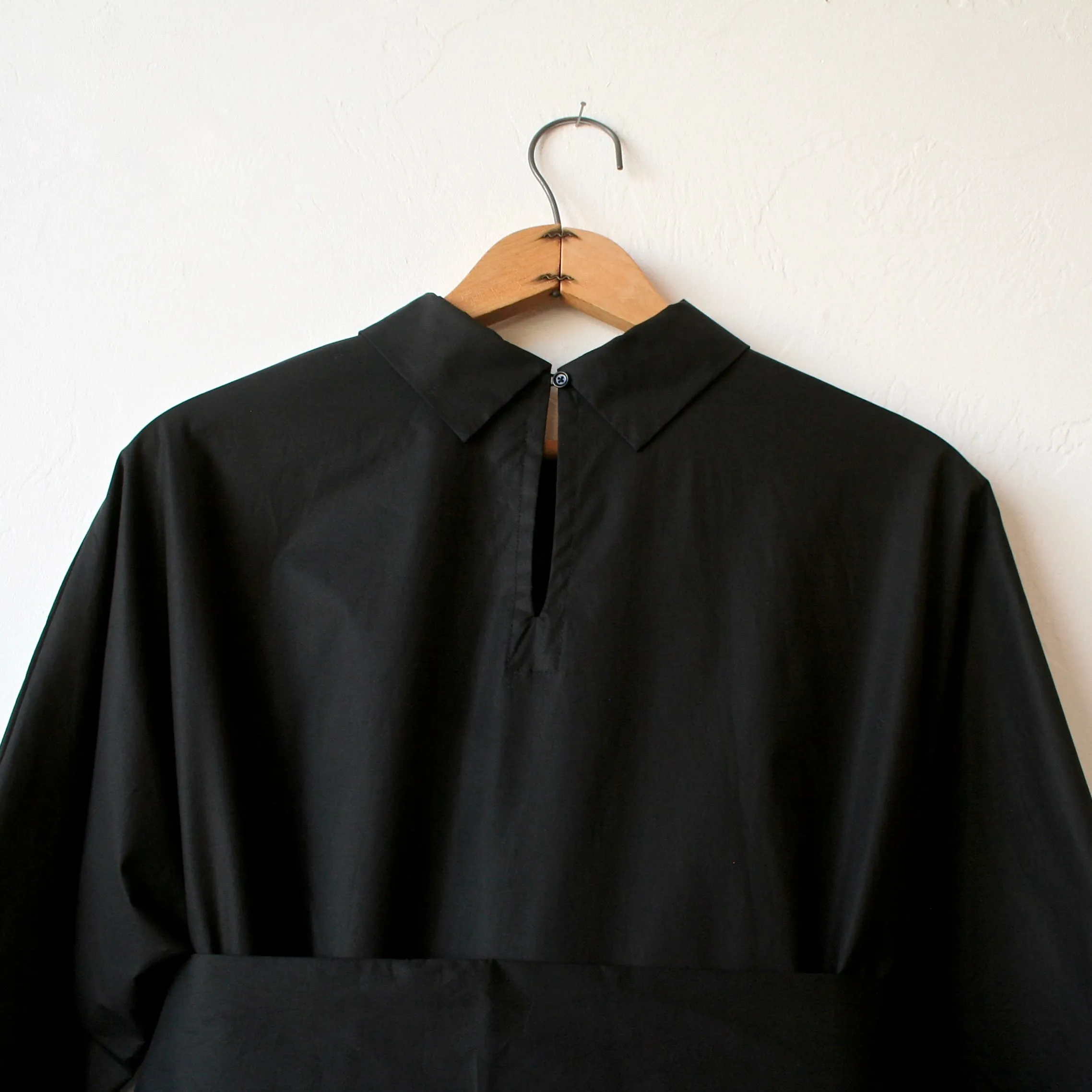 Apuntob Collar Dress - Black