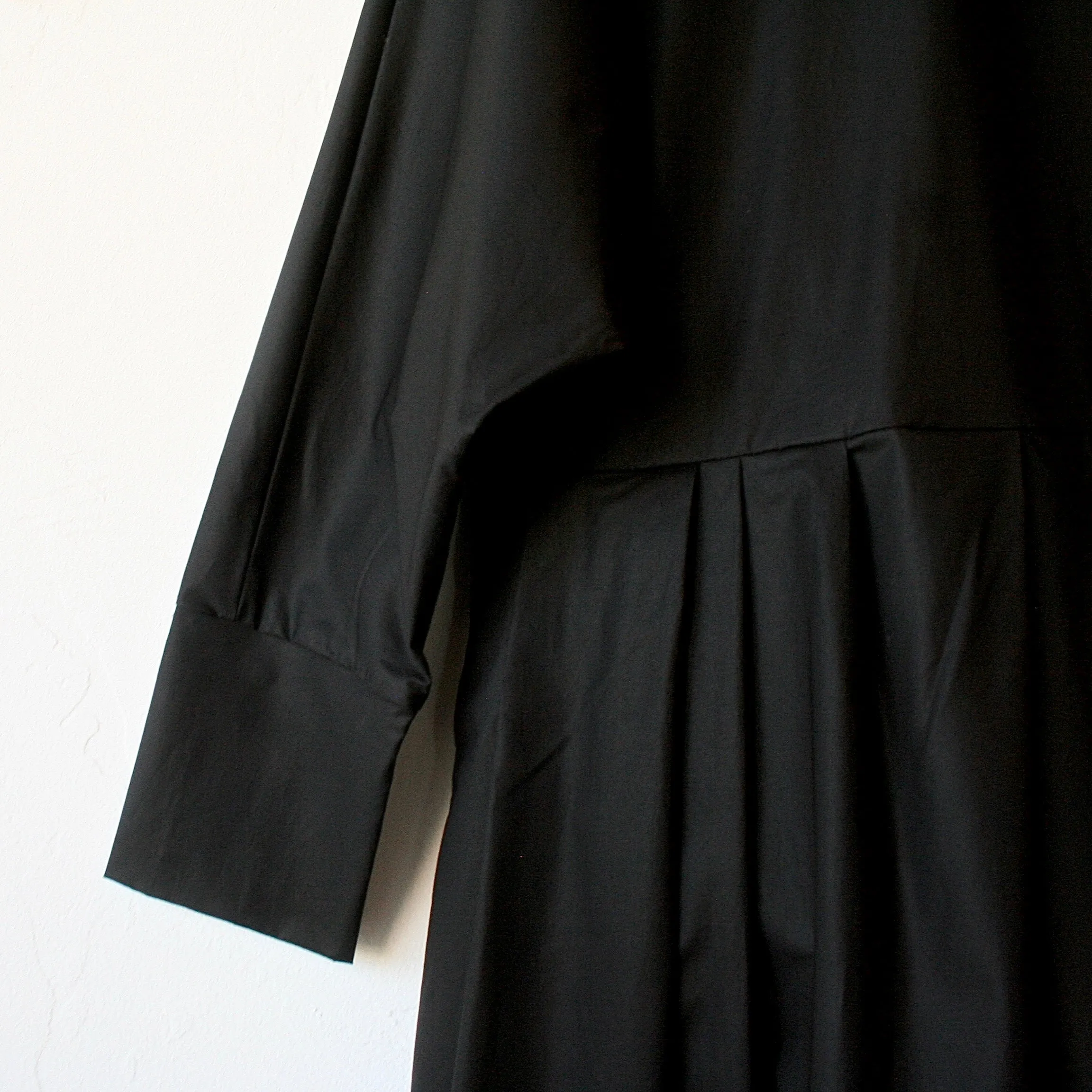Apuntob Collar Dress - Black