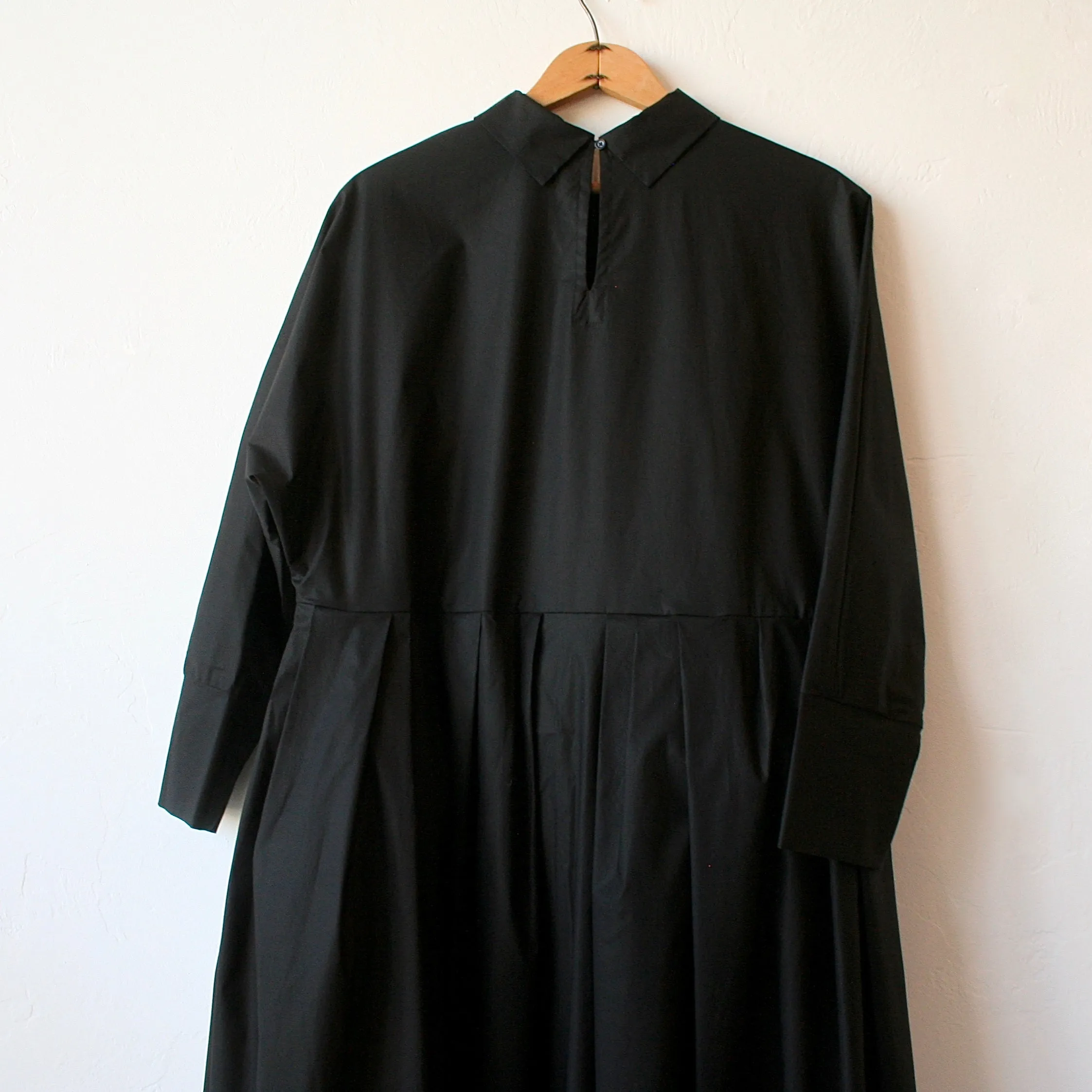 Apuntob Collar Dress - Black