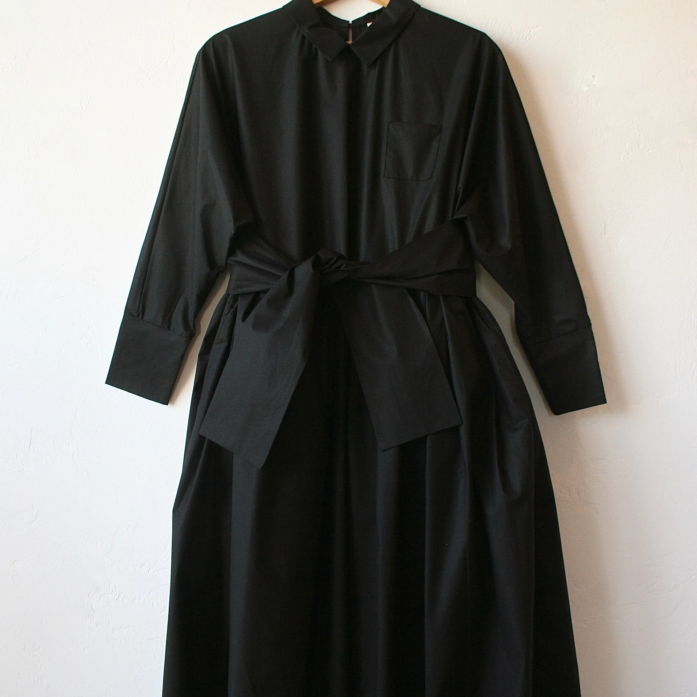 Apuntob Collar Dress - Black