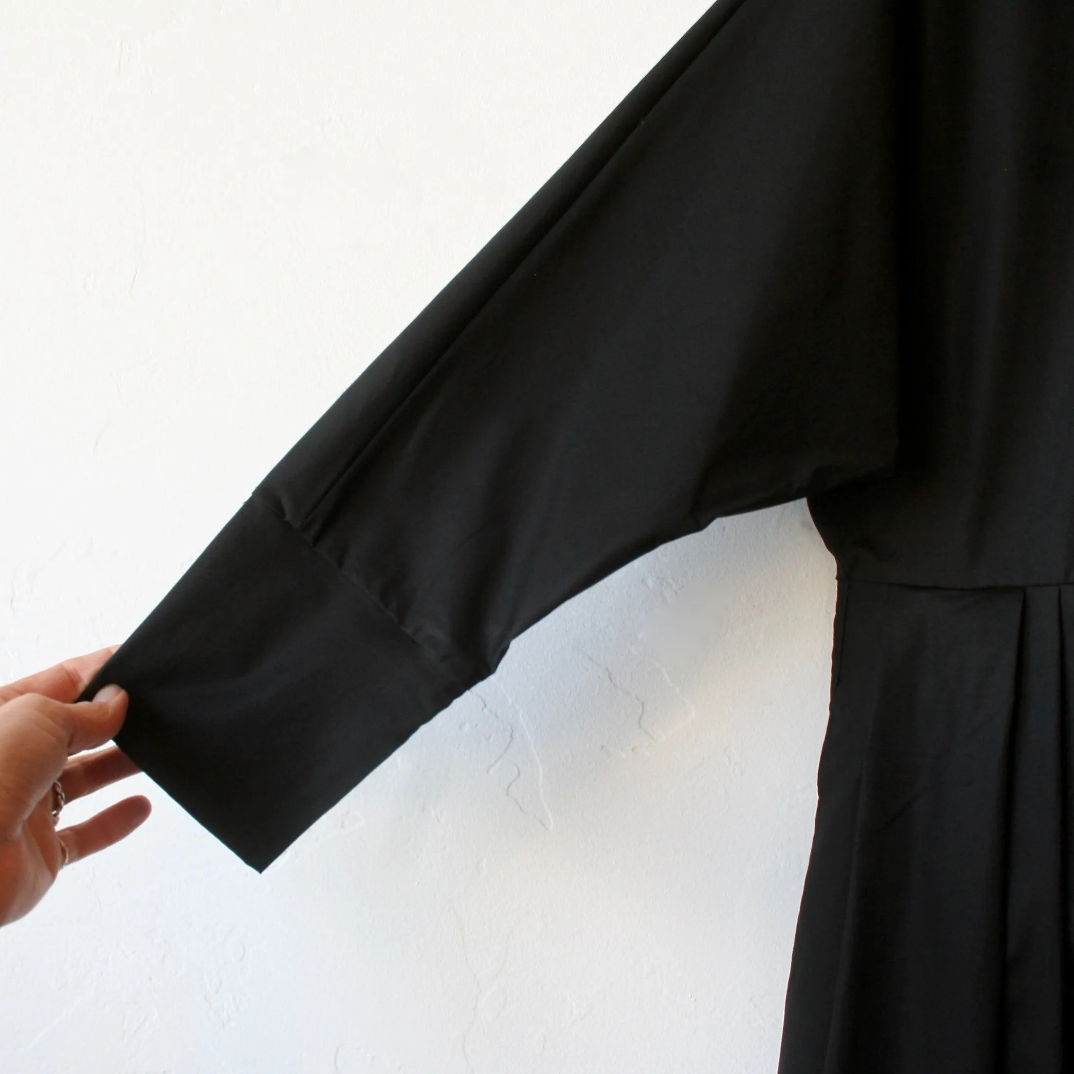 Apuntob Collar Dress - Black