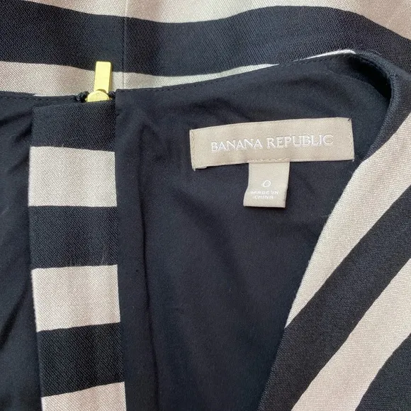BANANA REPUBLIC Black &amp; Cream Striped Fit &amp; Flare Dress | Size 0