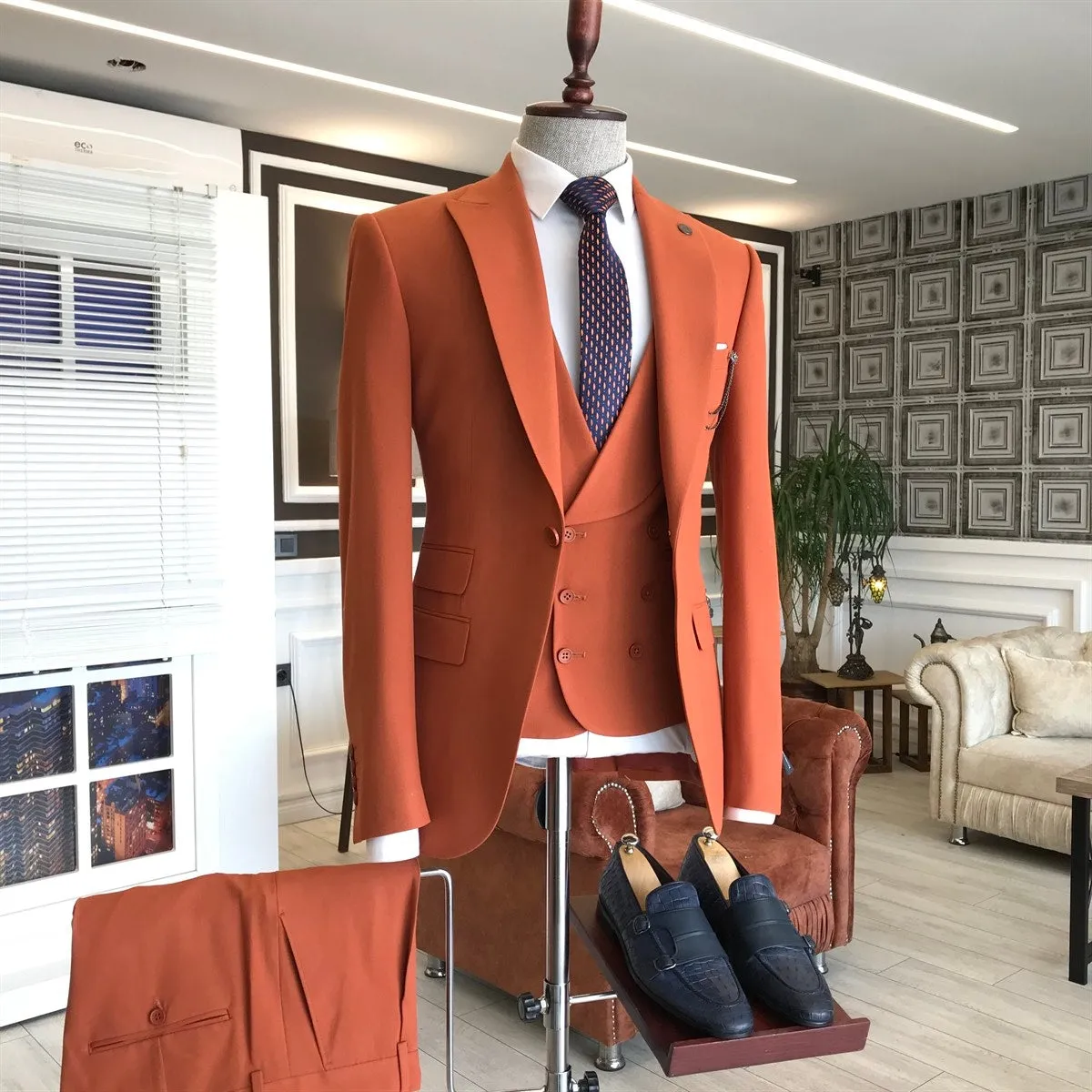 Designer Slim Fit Bespoke Peaked Lapel Men's Suits