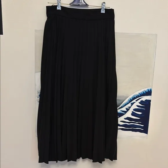 Gracia Long Black Pleated Skirt with Side Buckle – Size M