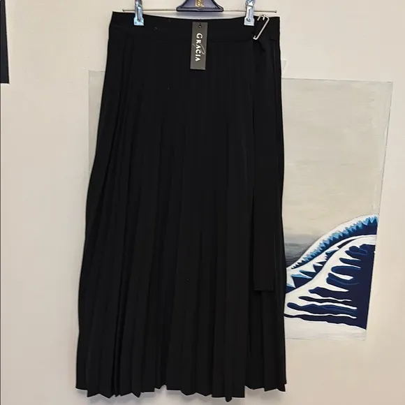 Gracia Long Black Pleated Skirt with Side Buckle – Size M