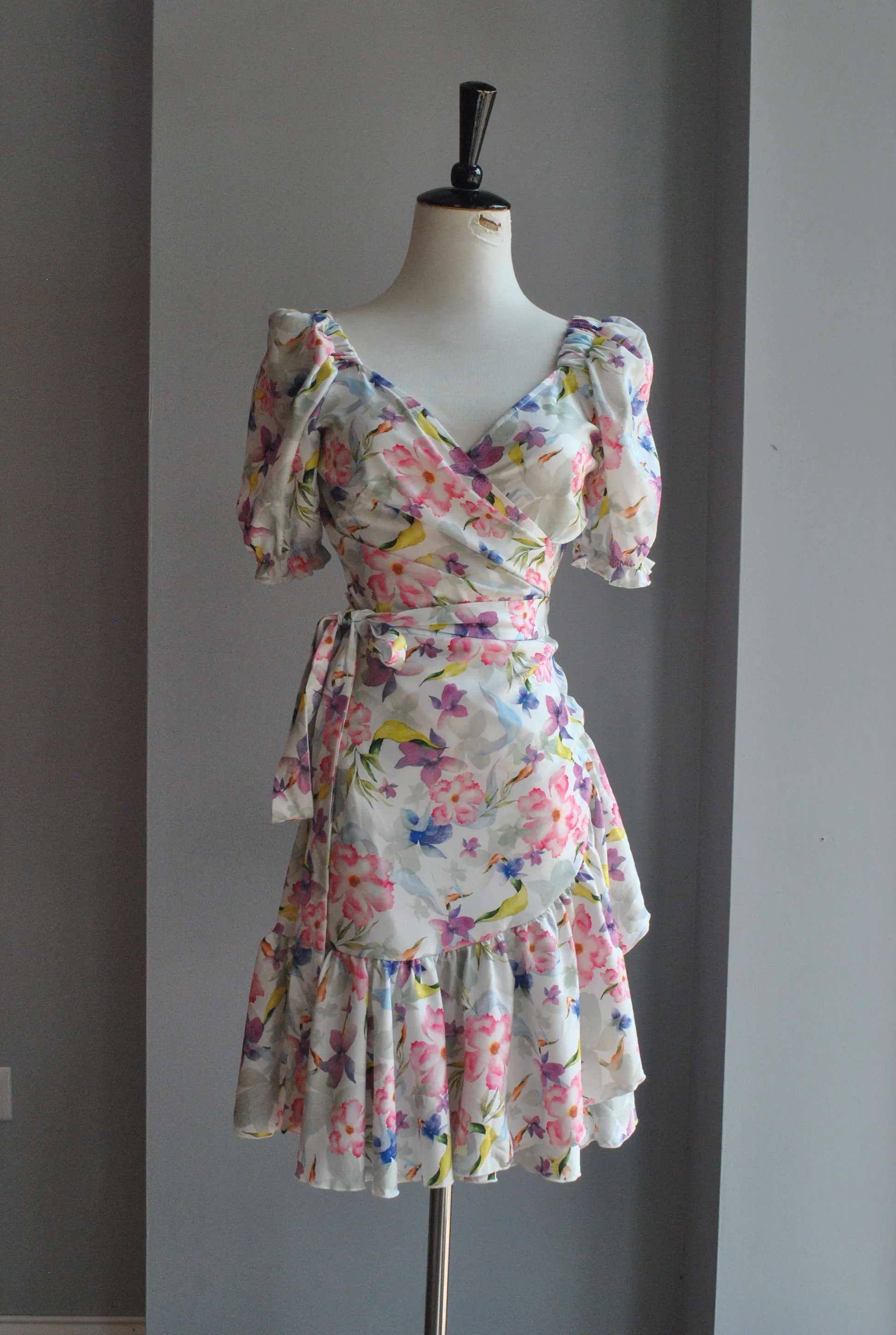 MULTICOLOR WRAP SUMMER DRESS WITH SHORT SLEEVES