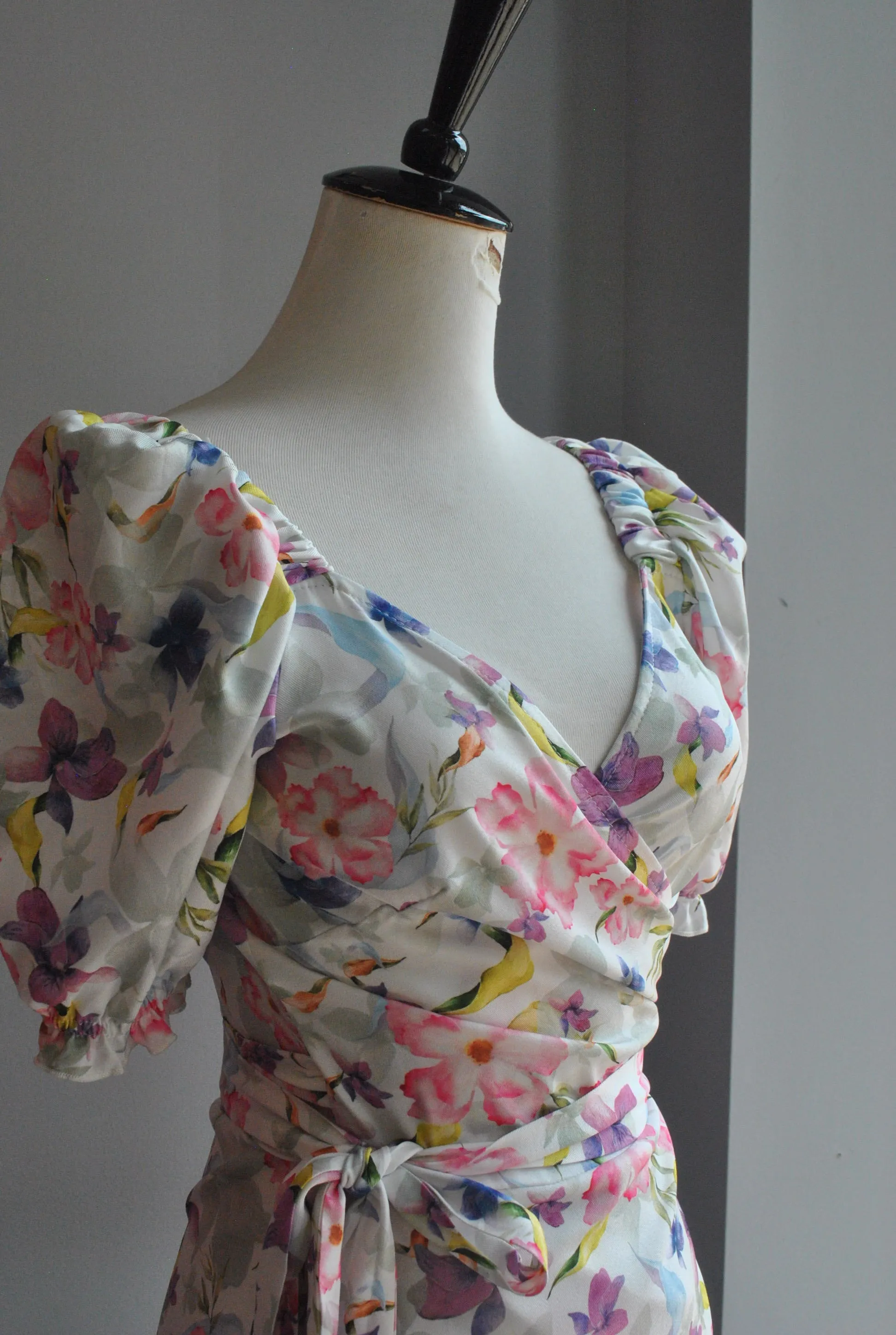 MULTICOLOR WRAP SUMMER DRESS WITH SHORT SLEEVES