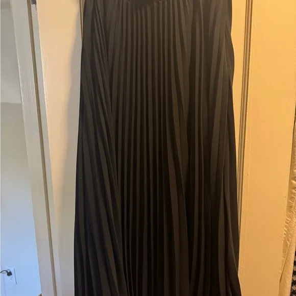 NWT black pleated Cinq A Sept midi skirt size 12