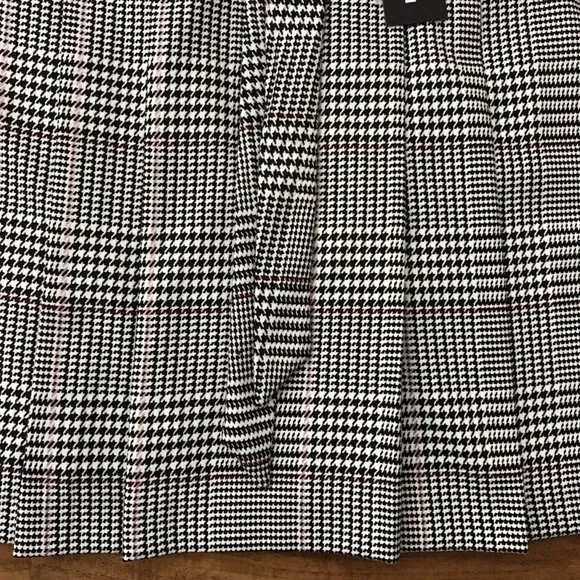 NWT Women’s Karl Lagerfeld Pleated Front Plaid Ski