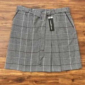 NWT Women’s Karl Lagerfeld Pleated Front Plaid Ski