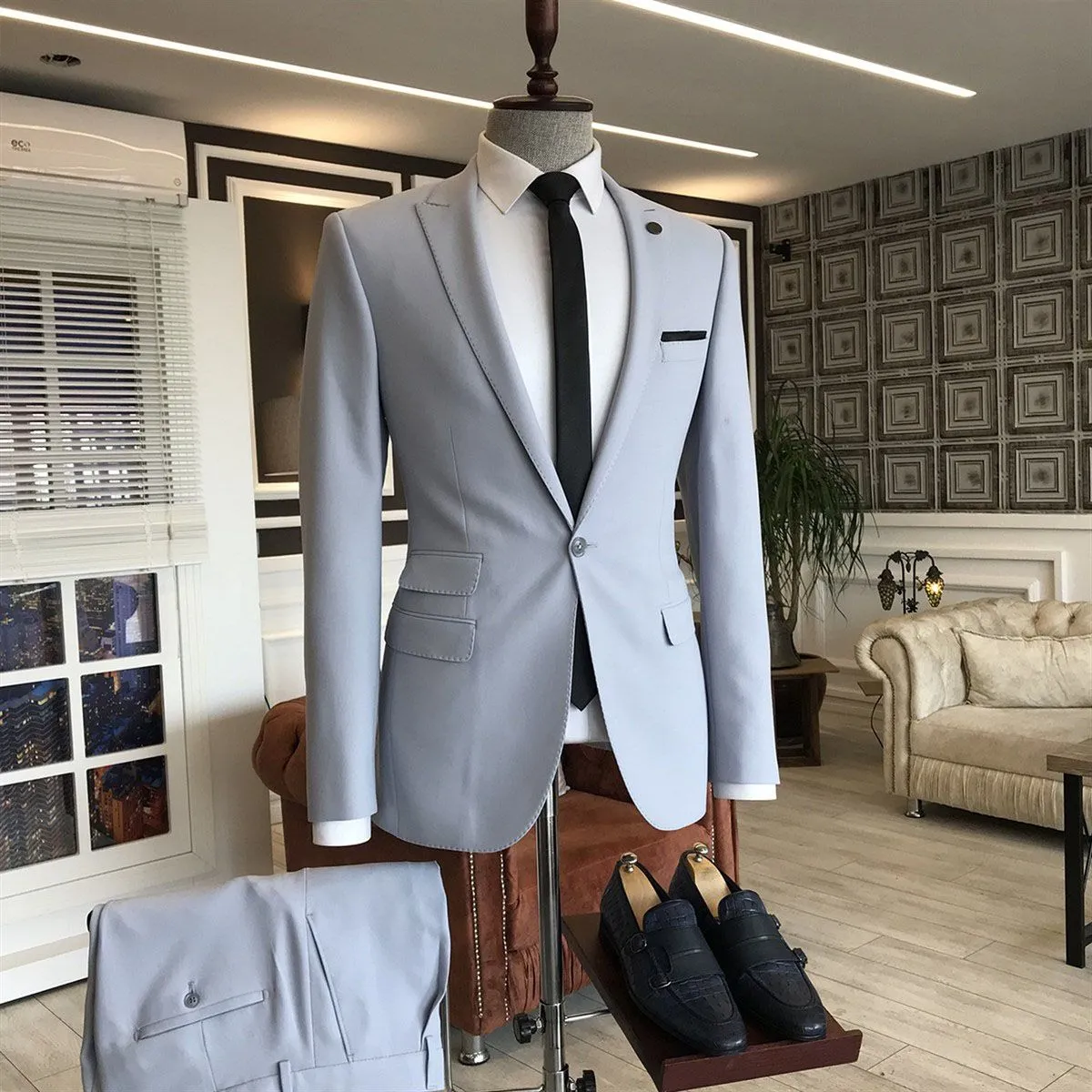 Silver Peaked Lapel One Button 3 flaps Men's Business Suitss