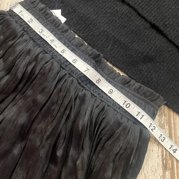 TOPSHOP lined loosely pleated skirt 🖤shown with  sweater ( not included)