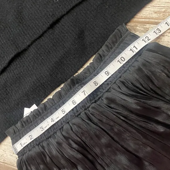 TOPSHOP lined loosely pleated skirt 🖤shown with  sweater ( not included)