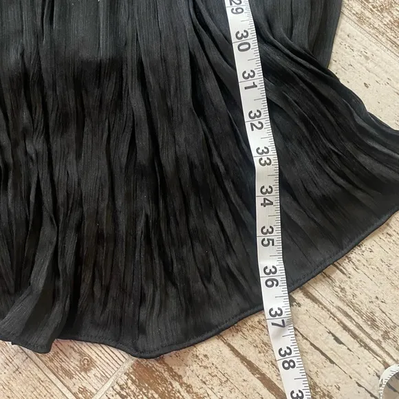 TOPSHOP lined loosely pleated skirt 🖤shown with  sweater ( not included)