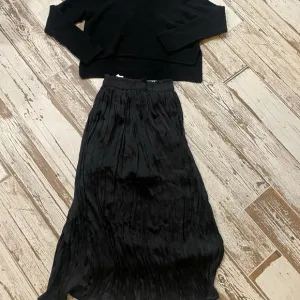 TOPSHOP lined loosely pleated skirt 🖤shown with  sweater ( not included)