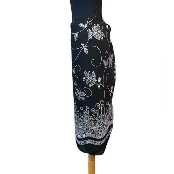 Vintage Herman Geist Elegant Black and White A-Line Skirt with Floral Print