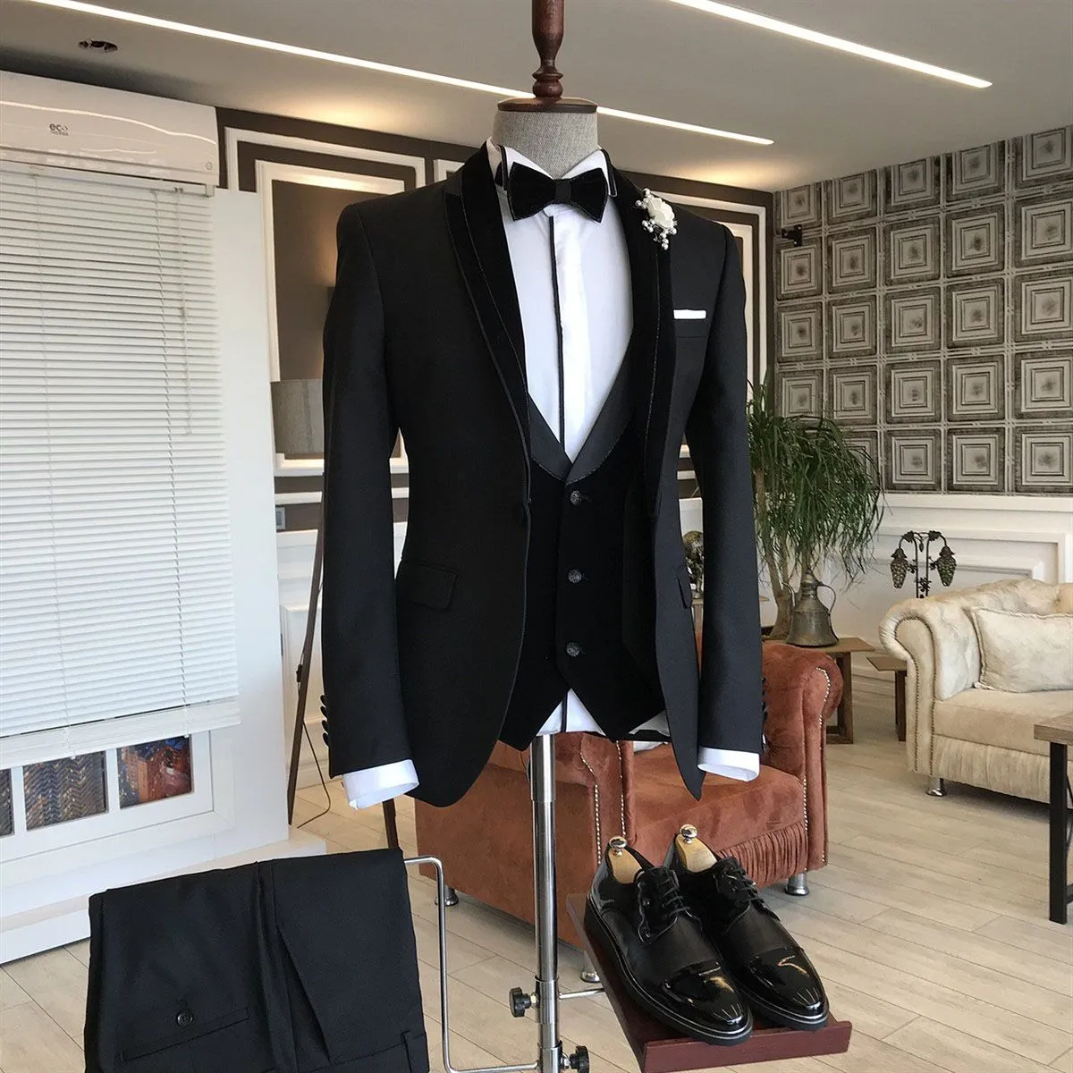 Well-cut 3-pieces Black Shawl Lapel Slim Fit wedding tuxedos For Grooms
