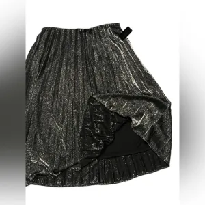 Worthington midrise, silver metallic, pleated skirt NWT 🔥 size medium