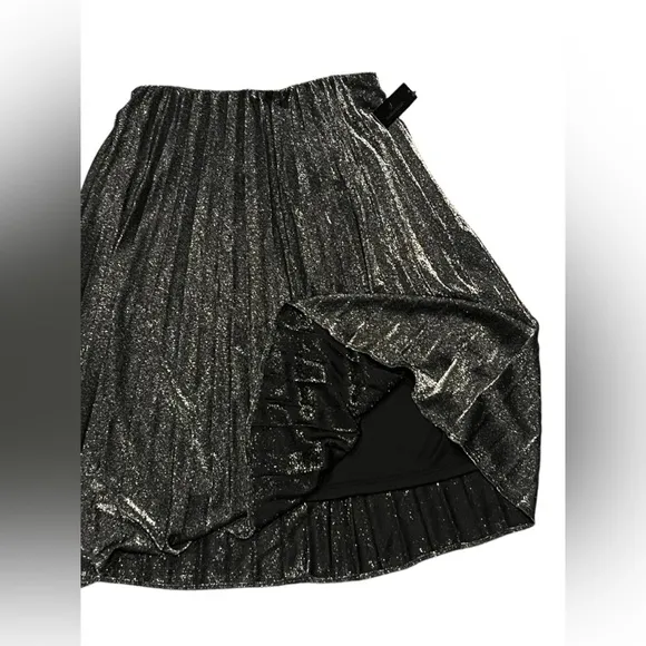 Worthington midrise, silver metallic, pleated skirt NWT 🔥 size medium