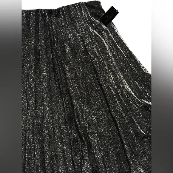 Worthington midrise, silver metallic, pleated skirt NWT 🔥 size medium